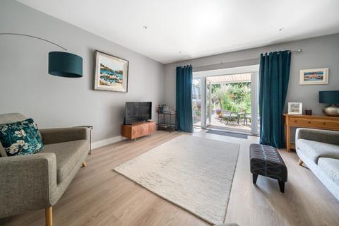 10 Flambard Way, Godalming, GU7 1FA