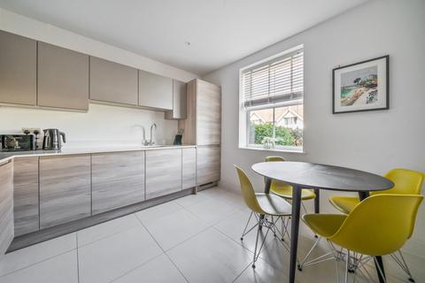 10 Flambard Way, Godalming, GU7 1FA