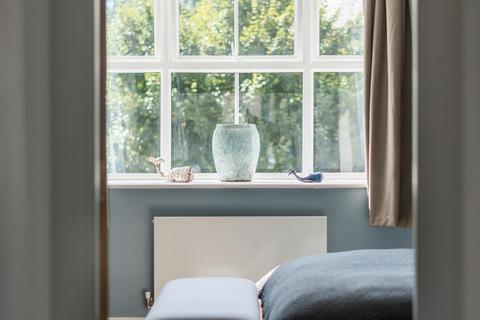 10 Flambard Way, Godalming, GU7 1FA