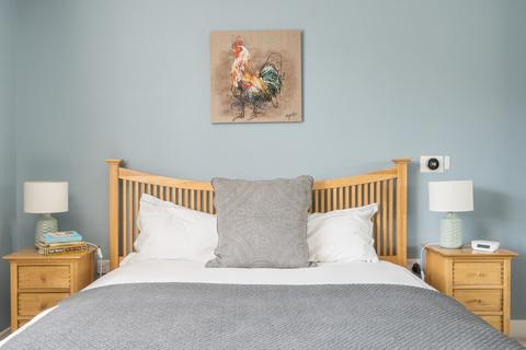 10 Flambard Way, Godalming, GU7 1FA