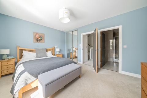 10 Flambard Way, Godalming, GU7 1FA