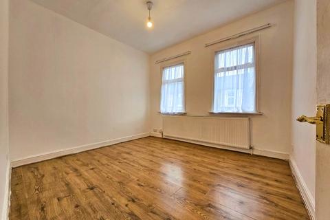 2 bedroom end of terrace house to rent, Wakefield Street, London, E6 1NS