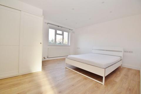 2 bedroom maisonette to rent, Chamberlain Way, Pinner