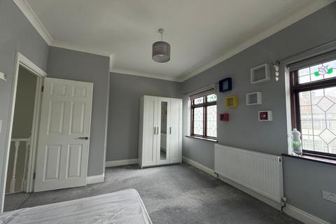 2 bedroom terraced house to rent, Spacious 2 Bed House-Ilford IG1