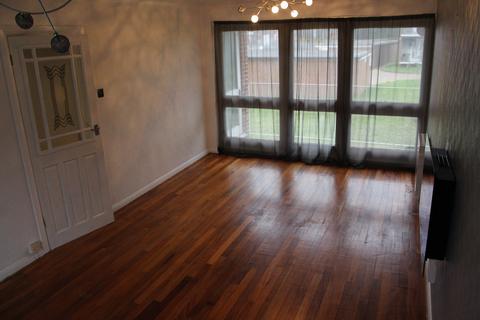 2 bedroom flat to rent, Sandringham Court, Slough SL1