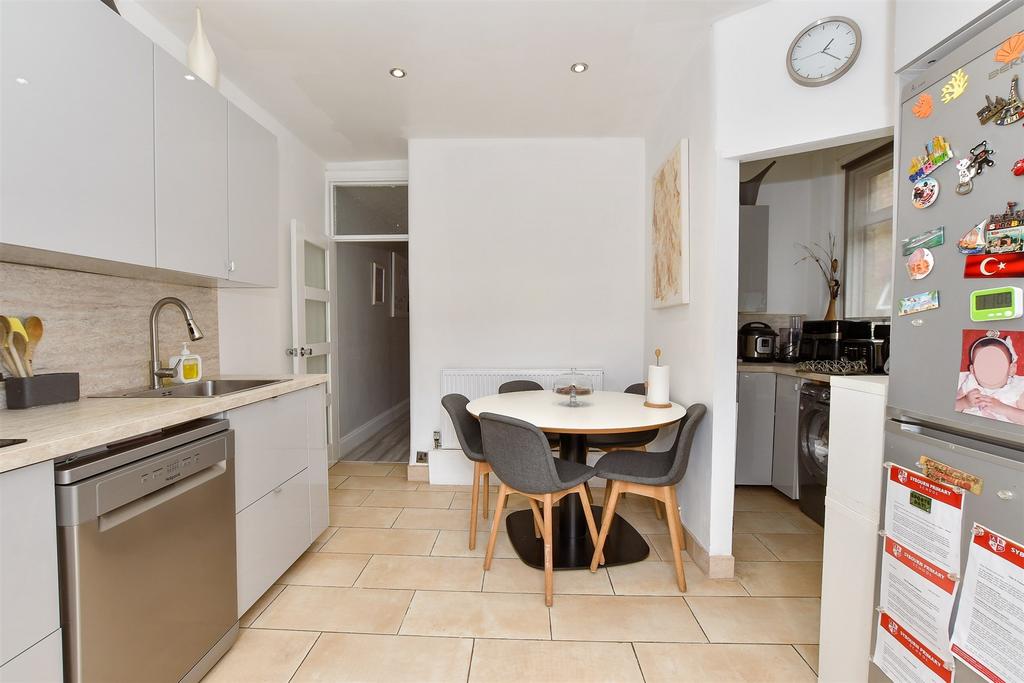 Kitchen/ Dining Room