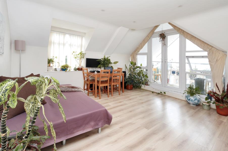 Maple Road, Surbiton KT6 2 bed apartment to rent £1,800 pcm (£415 pw)