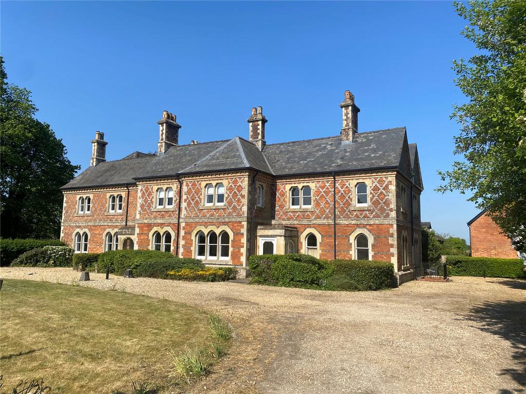 2 Savernake Manor
