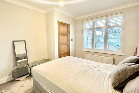 1 bedroom in a house share to rent, Ashley Avenue, Ilford IG6