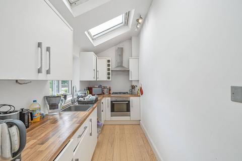 3 bedroom flat for sale, Culverden Road, Balham, London, SW12