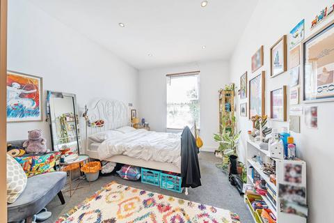 3 bedroom flat for sale, Culverden Road, Balham, London, SW12