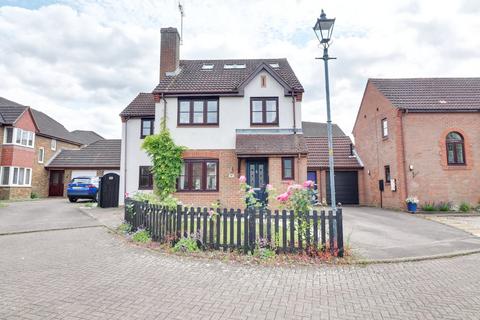 5 bedroom detached house to rent, Clover Avenue, Bishop's Stortford, CM23