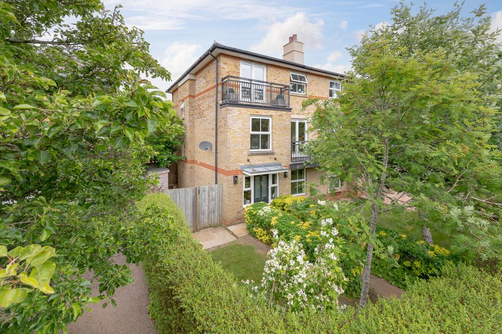 4 bedroom town house The Village Caterham