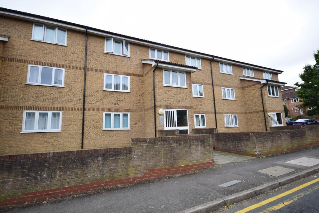 Fort Pitt Street Chatham ME4 1 bed flat to rent - £850 pcm (£196 pw)