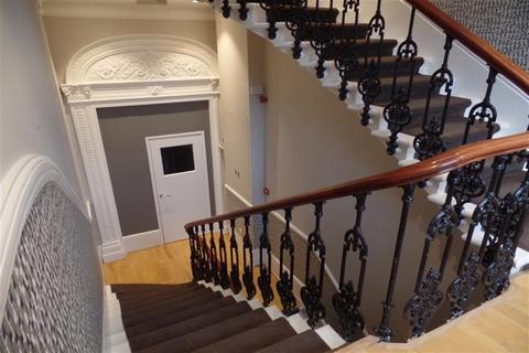 Studio to rent, London W2