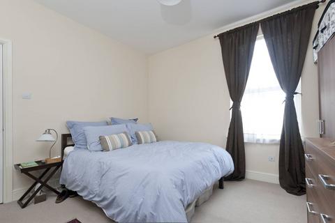 3 bedroom flat to rent, Darwin Road, South Ealing, London, W5