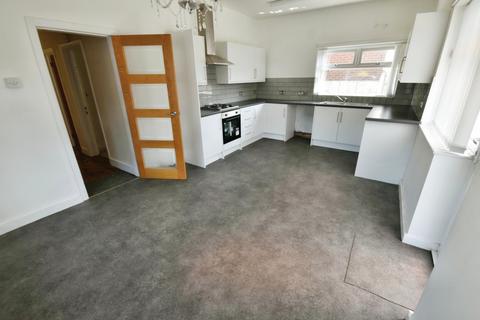 4 bedroom bungalow to rent, Borras Park Road, Borras, LL12