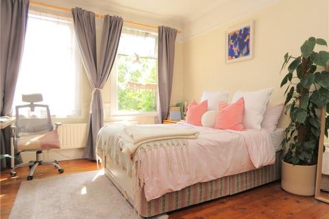 3 bedroom apartment to rent, Oakmead Road, London, SW12