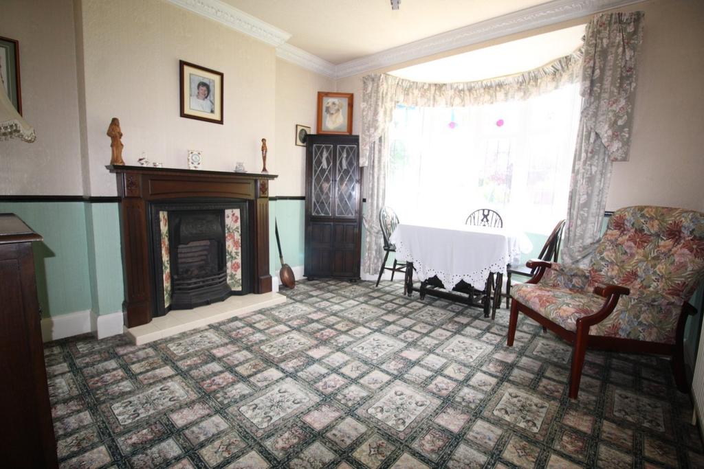 Aldridge Road, Walsall, WS4 3 bed semidetached house for sale £360,000