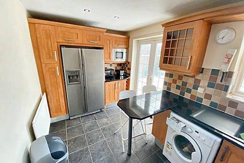 4 bedroom semi-detached house to rent, Hawthorn Close, Birmingham B9