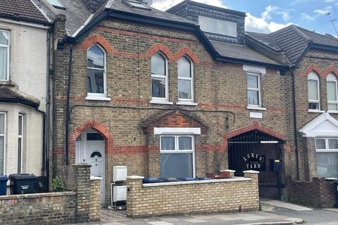 3 bedroom flat for sale, Station Road, London NW4