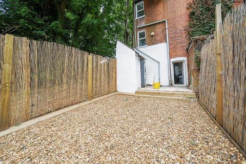 2 bedroom end of terrace house to rent, Coley Place,  Reading,  RG1