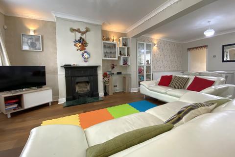 3 bedroom end of terrace house to rent, Edgell Road, Surrey TW18