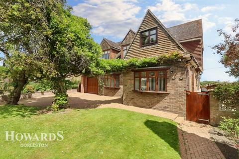 4 bedroom detached house for sale, Warren Road, Gorleston