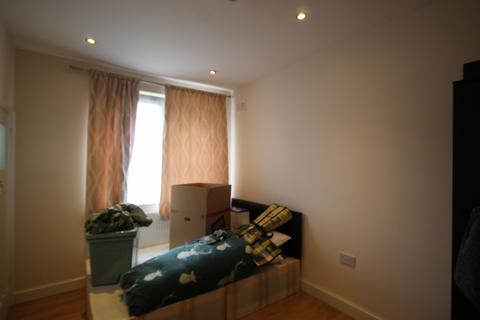 2 bedroom maisonette to rent, Windsor Close, HA6