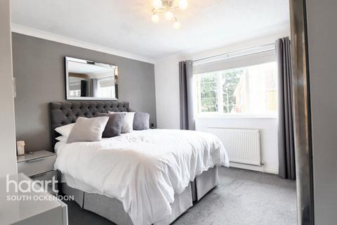 13 Rowan Grove, Aveley, South Ockendon, RM15 4SW