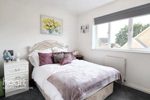13 Rowan Grove, Aveley, South Ockendon, RM15 4SW