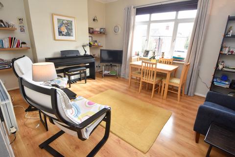 2 bedroom flat to rent, Brentwood House, M41 5GS