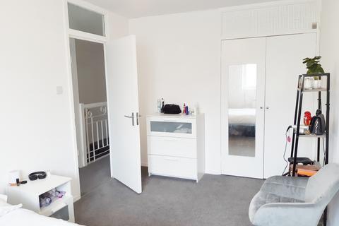 3 bedroom end of terrace house to rent, Chobham Road, London E15
