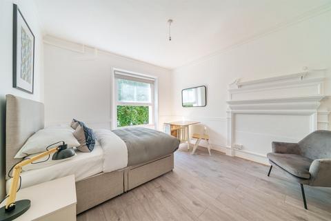 Studio to rent, 58 Prince's Square, London W2