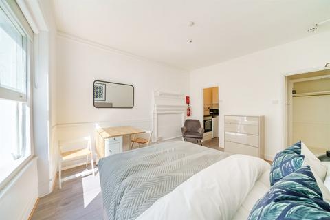 Studio to rent, 58 Prince's Square, London W2