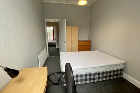 3 bedroom flat to rent, Highburgh Road, Glasgow, G12