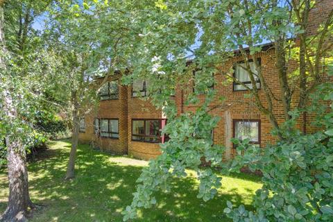 2 bedroom flat for sale, Savill Way, Marlow SL7