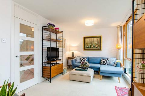 3 bedroom flat to rent, Aytoun Road, Brixton, London, SW9