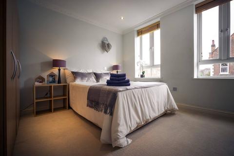 2 bedroom flat for sale, Mossbury Road, London SW11