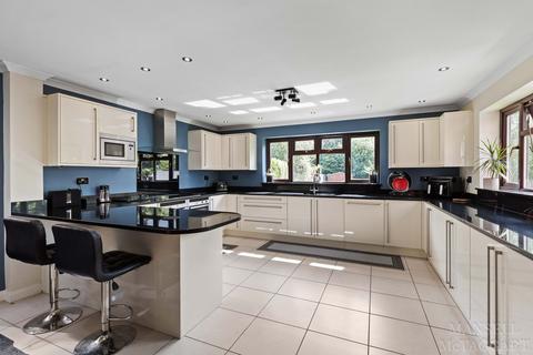 20 Elizabeth Crescent, East Grinstead, RH19 3JA