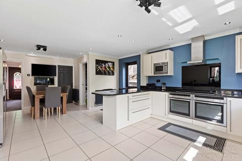 20 Elizabeth Crescent, East Grinstead, RH19 3JA