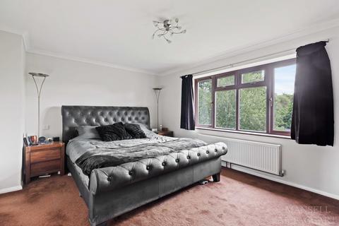 20 Elizabeth Crescent, East Grinstead, RH19 3JA