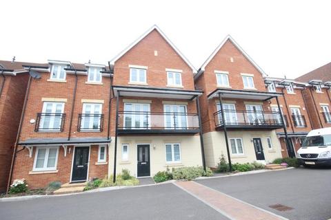 6 bedroom terraced house to rent, Denton Way, Langley