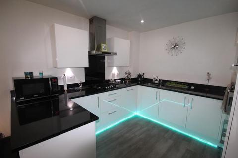 6 bedroom terraced house to rent, Denton Way, Langley