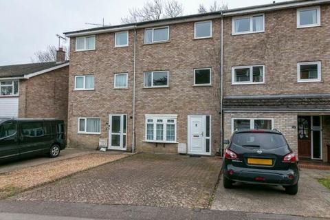 4 bedroom townhouse to rent, Ivel Road, Stevenage SG1