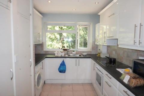 2 bedroom maisonette to rent, White house drive, HA74NQ