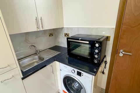 Studio to rent, Ravenscroft Avenue, Wembley, HA9