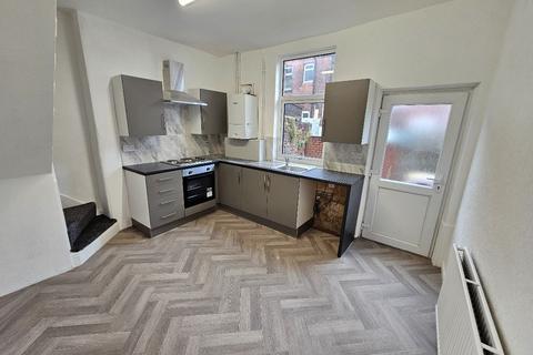 3 bedroom terraced house to rent, Barlow Street, Horwich, Bolton