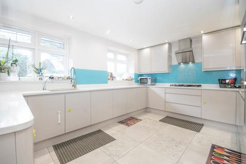 8 Wakehams Hill, Pinner, HA5 3BQ