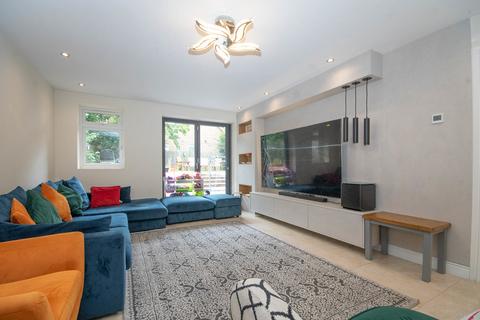 8 Wakehams Hill, Pinner, HA5 3BQ